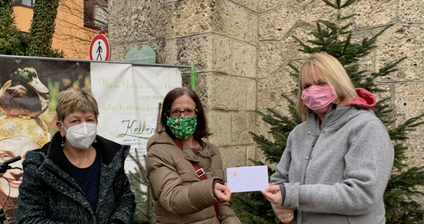 Die Stadträtinnen Helga Mandl (Mitte) und Burgi Mörtl-Körner (links) einen übergeben einen Umschlag mit 300 Euro an Britta Barth von der Diakonie.